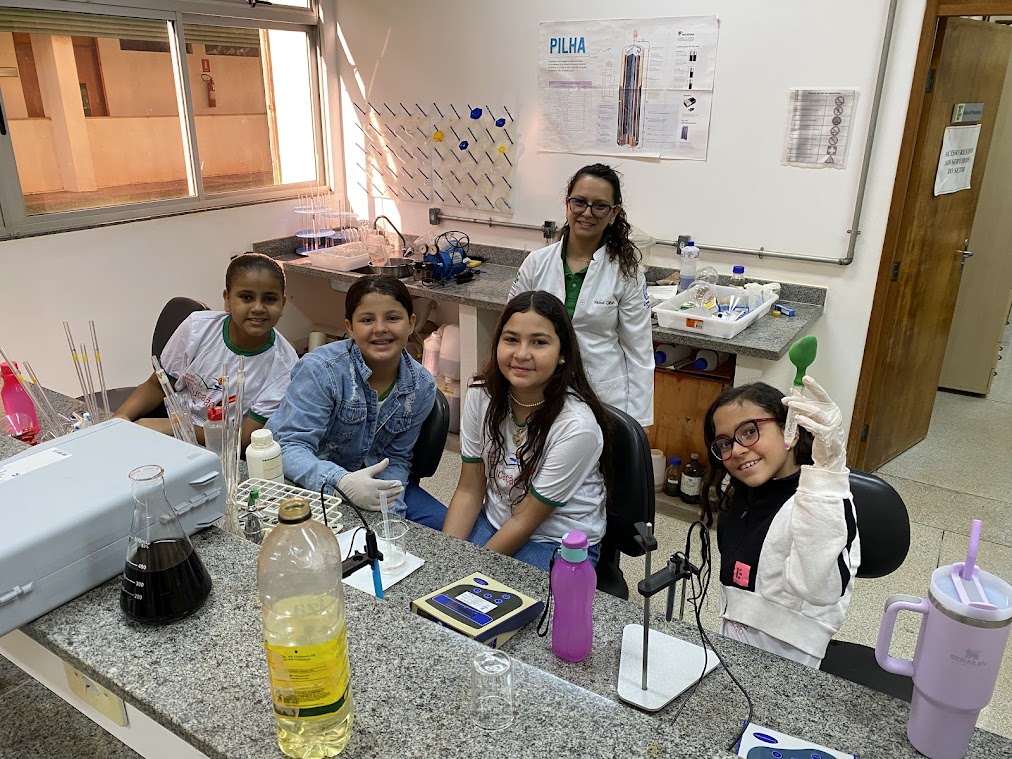 Membros do Grupo PET Química também estiveram na ação